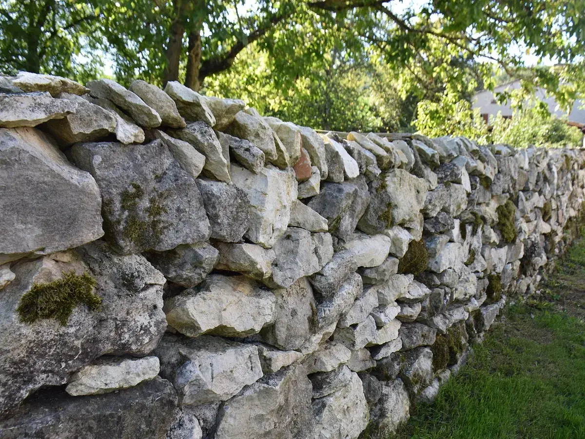 Mur en pierre sèche traditionnel, illustration du savoir-faire en petite maçonnerie
